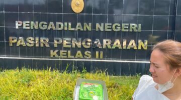 Potret Buram Hukum : Korban KDRT Memberikan Kue Memperingati 1 Tahun Kasusnya Untuk Polres Rokan Hulu