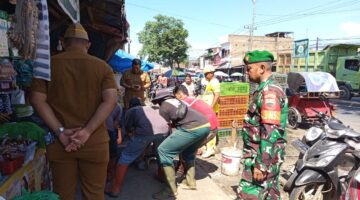 Babinsa Koramil 0201-07/Medan Tuntungan Lakukan Normalisasi Saluran Air