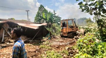 Babinsa Koramil 0201-16/TM Bantu Penertiban dan Pembongkaran Bangunan di Lahan Pembangunan Kantor Camat Tanjung Morawa