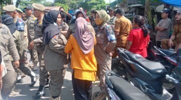 Wadanramil Kapten Inf Hendri Sihombing Dampingi Penertiban Pembongkaran Bangunan di Desa Dagang Kerawan