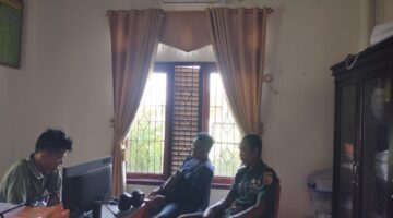 Babinsa Koramil 07/Pauh Kambar Komsos Dengan Warga