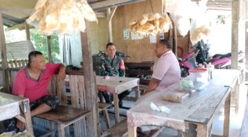 Menjalin Silahturahmi Rahmi Babinsa Koramil 07/Pauh Kambar Komsos Bersama Warga Binaannya