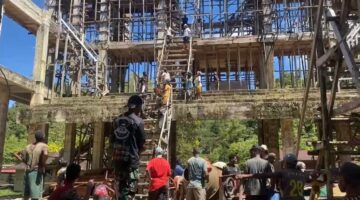 Satgas Pamtas RI-PNG Yonif 763/SBA Bersama Warga Bangun Gereja di Kampung Kokas