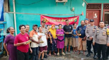 Polsek Pademangan Gelar “Jumat Berkah”, Bagikan 50 Nasi Kotak untuk Warga