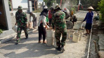 Babinsa Turun Tangan Dalam Pengecoran Jalan, Wujud Kepedulian Terhadap Pembangunan Desa