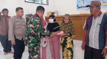 Babinsa Koramil 13/AN Dampingi Pembagian BLT-DD Tahap III di Desa Gunung Selamat