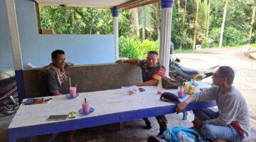 Babinsa 03/Sungai Sariak Komsos di Warung Kopi Eratkan Silaturahmi Bersama Warga