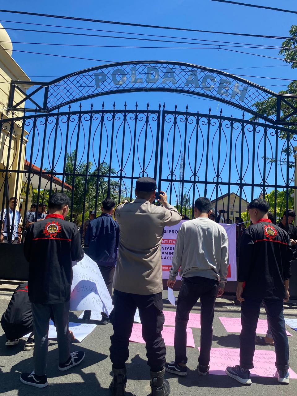 Aktivis ALAMP AKSI Aceh mendesak Kapolda Aceh mengusut tuntas dugaan penyimpangan dana umat di Baitul Mal Aceh Singkil, Kamis (13/11/2025). (Foto: agaranews.com)