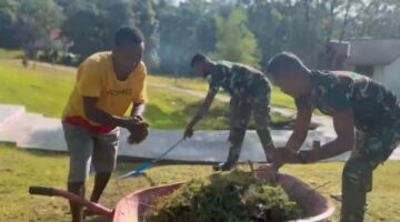 Jaga Kenyamanan Saat Beribadah, Satgas Kewilayahan Yonif 763/SBA Bersihkan Lingkungan Gereja