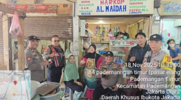 Polsek Pademangan Gelar Patroli Jalan Kaki di Pasar Elang untuk Perkuat Keamanan Lingkungan