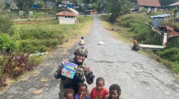 Satgas Ops Damai Cartenz Berbagi Buku Bacaan kepada Anak-Anak Sekolah di Intan Jaya