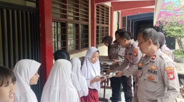 Polda Metro Jaya Distribusikan 2.815 Paket Makanan Bergizi ke Delapan Sekolah di Kelapa Gading
