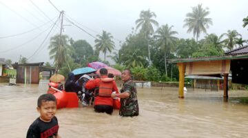 Babinsa Koramil 07/Pauh Kambar Evakuasi Warga Terdampak Banjir di Nagari Kampung Glapung Ulakan
