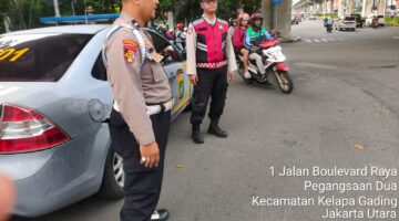 Polsek Kelapa Gading Lakukan Pengaturan Lalu Lintas dan Pantau Titik Rawan Macet serta Banjir