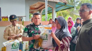 Babinsa Monitoring Penyaluran Bantuan Pangan Beras dan Minyak di Wilayah Binaan