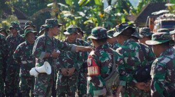 Pastikan Warga Tertangani dengan Baik, TNI AD Lanjutkan Penanganan Bencana Semeru