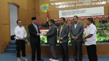 Wakil Bupati Pakpak Bharat Membacakan Pidato Nota Jawaban Bupati Pakpak Bharat Atas Pandangan Fraksi-fraksi Nota Pengantar RAPBD Pakpak Bharat 2026