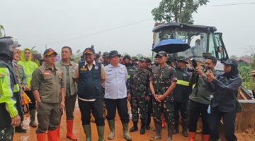 Yonzipur 1/DD Kerahkan Pasukan dan Alat Berat Bersihkan Longsor di Jalur Tarutung–Sibolga