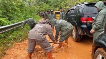 Di Tengah Lumpur dan Hujan, Brimob Sumut Hadir: Jalan Terputus, Warga Terbantu, Harapan Kembali Terbuka