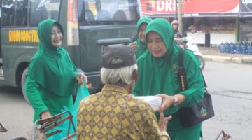 Sentuhan Jumat Berkah Persit Trenggalek, Hadirkan Kepedulian untuk Tukang Becak