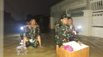 Yonkav 6/NK Kerahkan Pasukan Bantu Evakuasi Warga Terdampak Banjir di Tanjung Gusta