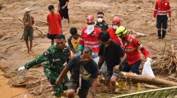 Satgas Penanggulangan Bencana Kodam I/BB bersama Anggota Koramil 01/Batang Toru Kodim 0212/TS Evakuasi Korban Banjir Meninggal di Desa Garoga