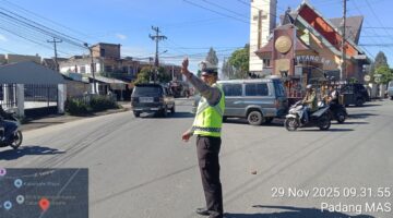 Kosongnya BBM Picu Kemacetan Parah di Simpang Tiga Laudah, Satlantas Polres Tanah Karo Bergerak Cepat Urai Penumpukan Kendaraan