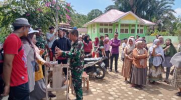 Babinsa 09/Batang Anai Monitoring Warga Yang Demo Di Sekolah SMAN 1 Batang Anai