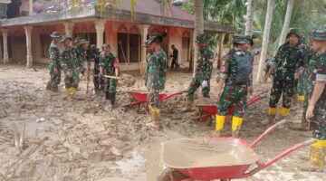 Babinsa 05/Lubuk Alung Bersama Anggota Batalyon Yonif TP 844/Tebo Bantu Bersihkan Rumah Warga Terdampak Banjir