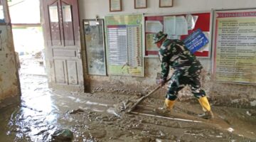 Koramil 06/Samudera Bersihkan SD Negeri 5 Samudera dari Lumpur Pasca Banjir