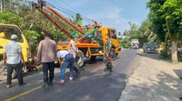 Koramil 12/LP Bersama Personel Polres dan Polsek Sungai Kanan Evakuasi Truk Cold Diesel Terbalik