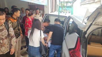 Polisi Humanis Polsek Pademangan Bantu Lansia Ikuti Kebaktian Natal