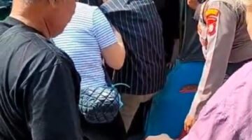 Polisi Bantu Lansia Hadiri Ibadah Natal di Gereja Stella Maris