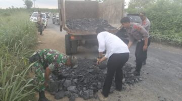 Koramil 12/LP Bersama Posyan II Sungai Kanan Laksanakan Penimbunan Jalan Rusak di Jalinsum Labuhan Batu Selatan