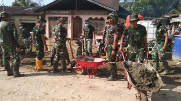 Satgas Gulbencal Kodim 0212/TS Bersama TNI-Polri Laksanakan Pembersihan Pascabanjir di Batang Toru