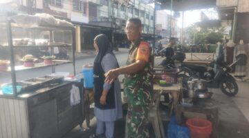 Babinsa Komsos Bersama Warga Pedagang Kaki Lima Wilayah Binaan