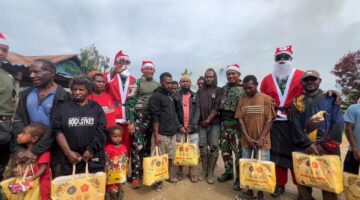 Satgas Yonif 751/VJS Bagikan Bingkisan Natal Door to Door di Oksibil: Hadirkan Sukacita Lewat “Kereta Santa” dan Sembako Keluarga