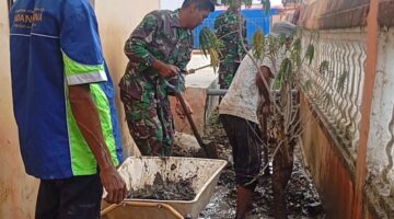 Personel Koramil 12/Tanah Pasir Bersama Staf dan Dewan Guru Gotong Royong Bersihkan SD Negeri 2 Pascabanjir