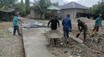 Babinsa Bersama Warga Gotong Royong Bangun Jalan Rabat Beton di Desa Binaan