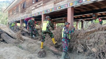 Pasca Banjir Bandang Babinsa Bersama Warga Bersihkan Balai Adat Desa