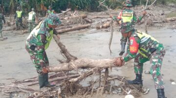 Babinsa Posramil Darul Hasanah Bersama Warga Gotong Royong Bersihkan Material Pasca Banjir