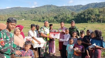 Babinsa Posramil Beutong Ateuh Banggalang Dampingi Penyaluran Bantuan terdampak Banjir untuk Warga