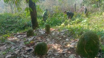 Warga Bersama Babinsa Gotong royong Membersihkan Makam