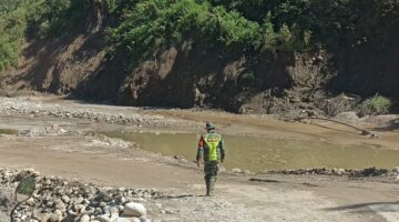 Babinsa Posramil Ketambe Laksanakan Tinjau Warga dan Jalan Terdampak Banjir Bandang