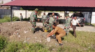Babinsa Bersama Warga Gotong-royong Timbun Kubangan di Halaman Sekolah Pasca Banjir