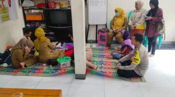 Polisi dan Tenaga Kesehatan Pantau Posko Pengungsian Banjir di Tugu Utara, Bayi 3 Bulan Dapat Pemeriksaan