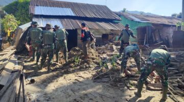 Pasca Banjir, Babinsa Jajaran Kodim 0108/Agara Bantu Warga Bersihkan Rumah