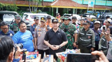 Polres Metro Jakarta Utara bersama Forkopimko Jakarta Utara Kunjungi Pengungsi Banjir di SDN 04 Tanjung Priok