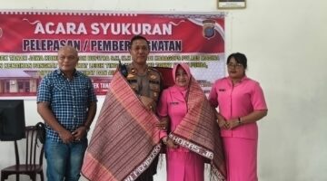 Haru,..!!! Kapolsek Tanah Jawa Kompol Asmon Bufitra Dilepas ke Madina, Tiga Personel Naik Pangkat : “Ini Keluarga Saya”