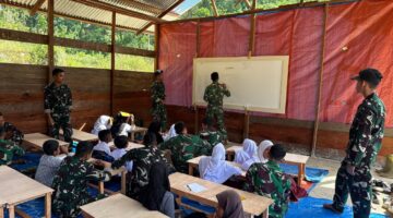 Redam Trauma dan Jaga Kenyamanan Siswa Prajurit TNI terus berikan Pembelajaran kepada anak-anak di Tempat Darurat